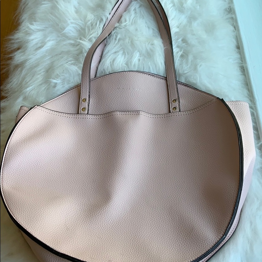 Gently used super cute Elie Tahiti pink round tote